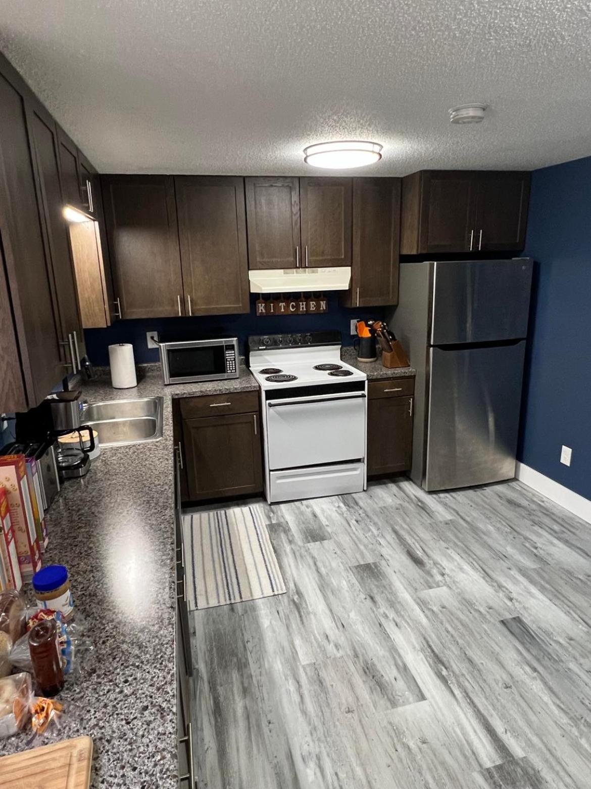 Apartment Entire Level Just Off Interstate, Free Breakfast *