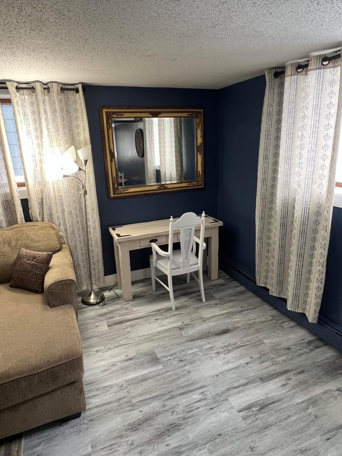 Apartment Entire Level Just Off Interstate, Free Breakfast *
